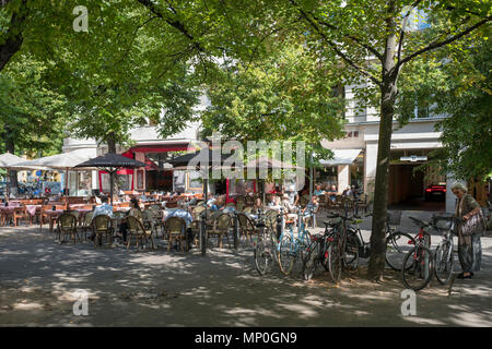 Berlino, Germania. Vita cafe, bar caffetteria. Angolo di Kurfurstdamm e Schluterstrasse leggendo i giornali. 11:17:21, da lunedì, 28.08.17, © Peter SPURRIER, Foto Stock