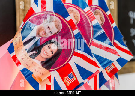 Royal Wedding souvenir Unione Jack bandiere con la foto di Harry e Meghan, Foto Stock