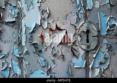 Vernice scrostata da una porta in un ospedale abbandonato. Haslar Hospital, Gosport, Hampshire REGNO UNITO Foto Stock