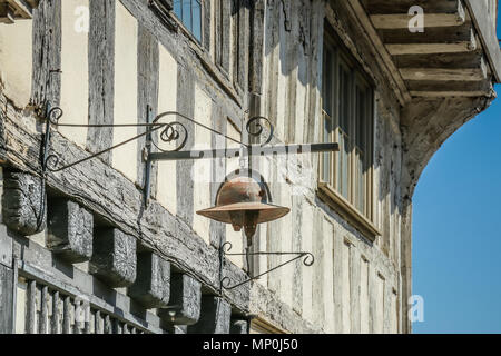 Una reliquia della battaglia di Tewkesbury appeso al di fuori di un Elizabethan House a Tewkesbury Foto Stock