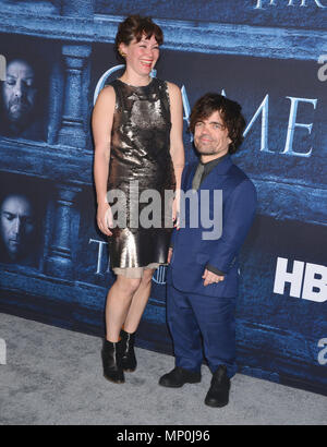 Peter Dinklage, Erica Schmidt 247 di arrivare al gioco di troni a TCL Chinese Theatre di Los Angeles. Aprile 10, 2016.Peter Dinklage, Erica Schmidt 247 ------------- Red Carpet Event, verticale, STATI UNITI D'AMERICA, industria cinematografica, celebrità, fotografia, Bestof, arte cultura e intrattenimento, Topix celebrità moda / Verticale, meglio di, evento nella vita di Hollywood - California, moquette rossa e dietro le quinte, USA, industria cinematografica, celebrità, movie celebrità, personaggi televisivi, musica celebrità, fotografia, Bestof, arte cultura e intrattenimento, Topix, verticale, famiglia da dall'anno , 2016, inquir Foto Stock