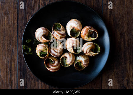Escargots de Bourgogne - cibo di lumaca con burro alle erbe, Francia piatto gourmet. Alimenti biologici. Foto Stock