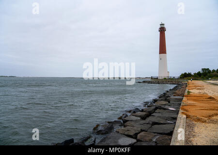 Barnegat Lighthouse o luce Barnegat, colloquialmente noto come 'Vecchio Barney', è un faro storico situato in Barnegat Lighthouse State Park, NJ Foto Stock