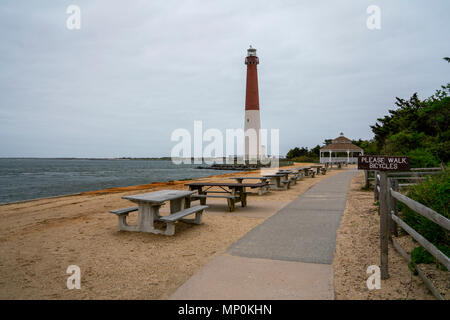 Barnegat Lighthouse o luce Barnegat, colloquialmente noto come 'Vecchio Barney', è un faro storico situato in Barnegat Lighthouse State Park, NJ Foto Stock