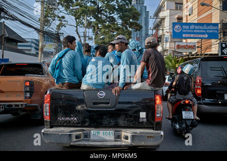 I lavoratori in viaggio verso casa su un pieno carico pickup. Della Thailandia Foto Stock