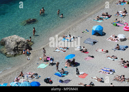 Villefranche-sur-Mer, Francia - 20 Maggio 2018: vista aerea di persone e rilassante vacanza mare spiaggia di destinazione. Nuotare nel mare cristallino In CÃ'te d Foto Stock