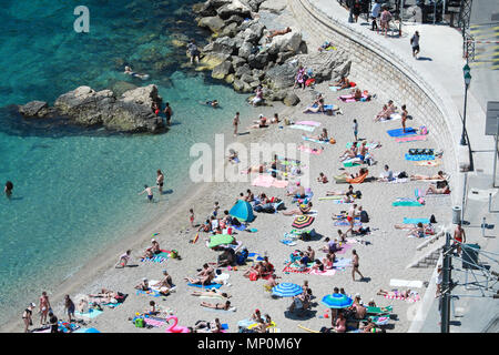 Villefranche-sur-Mer, Francia - 20 Maggio 2018: vista aerea di persone e rilassante vacanza mare spiaggia di destinazione. Nuotare nel mare cristallino In CÃ'te d Foto Stock