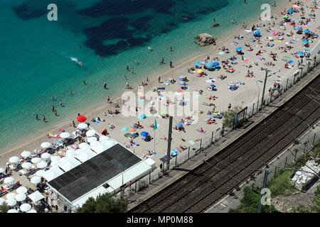 Villefranche-sur-Mer, Francia - 20 Maggio 2018: vista aerea di persone e rilassante vacanza mare spiaggia di destinazione. Nuotare nel mare cristallino in Côte d' Foto Stock