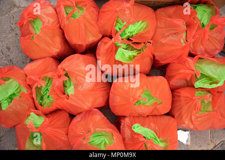 Le confezioni di cibo in attesa di essere distribuiti in una moschea locale come parte della carità. Dubai, EAU. Foto Stock