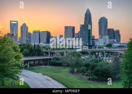 Skyline della città di Charlotte nella Carolina del Nord al tramonto Foto Stock