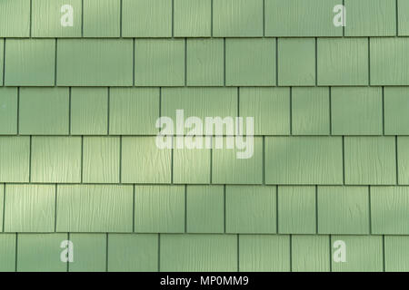 Sullo sfondo di un muro con Green Cedar Shingles Foto Stock