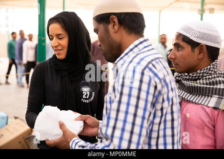Dubai, Emirati Arabi Uniti - 18 Maggio 2018: volontari distribuiscono le confezioni di cibo per i lavoratori durante il pasto iftar come parte di una carità Ramadan guidare dalla moschea locale. Foto Stock