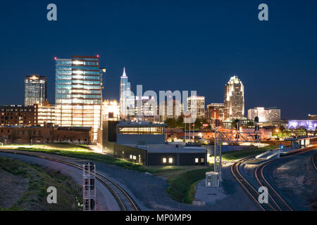 RALEIGH, NC - Aprile 17, 2018: Raleigh, North Carolina Skyline di notte dal Boylan Avenue Bridge Foto Stock