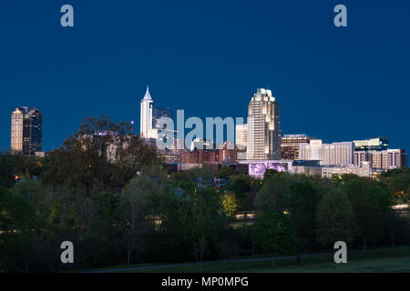 RALEIGH, NC - Aprile 17, 2018: Raleigh, North Carolina Skyline di notte da Dorothea Dix Park Foto Stock