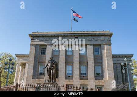 George Washington statua sulla motivazione della North Carolina Capitol Building in Raleigh Foto Stock