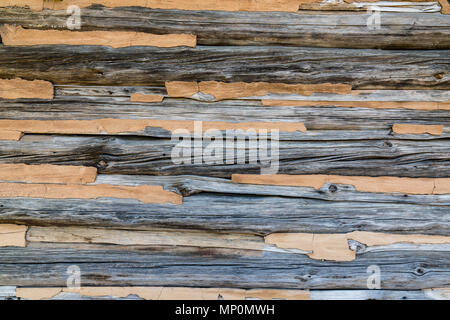 Vecchio Weathered Log Cabin sfondo a parete Foto Stock