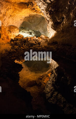 Vista panoramica del lago sotterraneo in Cueva de los Verdes grotte. Lanzarote, Isole Canarie, Spagna. Foto Stock