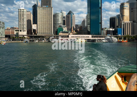 10.05.2018, Sydney, Nuovo Galles del Sud, Australia - una donna a bordo del traghetto Manly guarda al Sydney impressionante skyline della citta'. Foto Stock