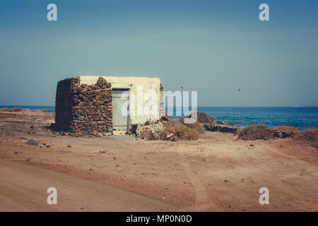 Vista panoramica di Pedro Barba borgo sotto un cielo di nuvole. L'oceano sullo sfondo. La Graciosa, Lanzarote, Isole Canarie, Spagna. Foto Stock