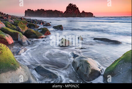 Rialto spiaggia al tramonto lungo la Penisola Olimpica, Washington Foto Stock