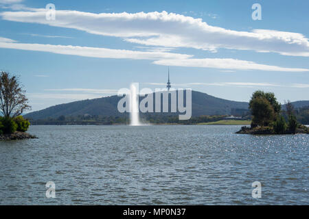 Il Captain Cook Memorial getto d'acqua, il Lago Burley Griffin, Canberra, Australia Foto Stock