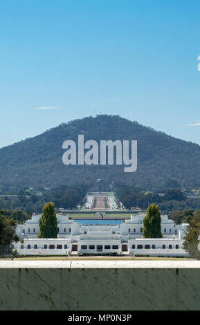 Vista della vecchia Casa del Parlamento, Anzac War Memorial e il Monte Ainslie dalla parte anteriore del nuovo Parlamento, Canberra, ACT, Australia. Foto Stock