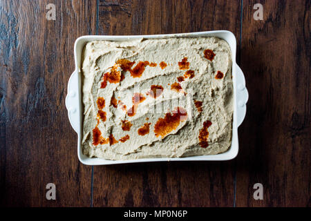 Classico hummus di ceci fritte con salsa di burro. I cibi tradizionali. Foto Stock