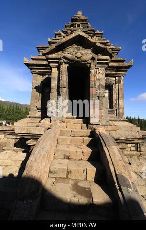 Il dieng plateau e arjuna tempio è uno dei più belli destinazione nel centro di Giava, in Indonesia. Foto Stock