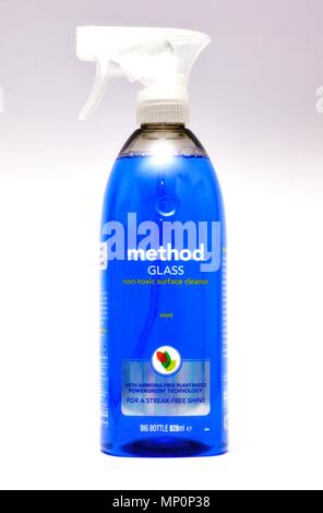 Metodo Pulivetro spray Flacone sfondo bianco Foto Stock