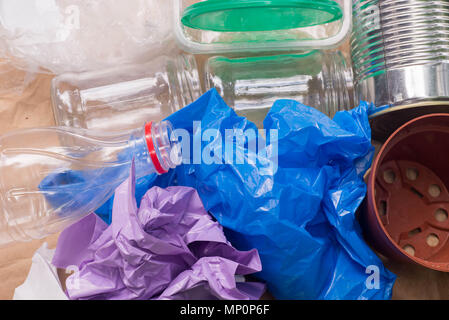 Rifiuti riutilizzabili, riciclaggio rifiuti: metallo, plastica, carta e vetro e Foto Stock