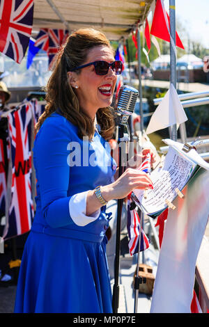 Saluto alla 40s popolare evento nostalgico in Inghilterra. Cantante donna dalla vittoria di banda di guerra a cantare sul ponte di P22 a sandwich. Foto Stock