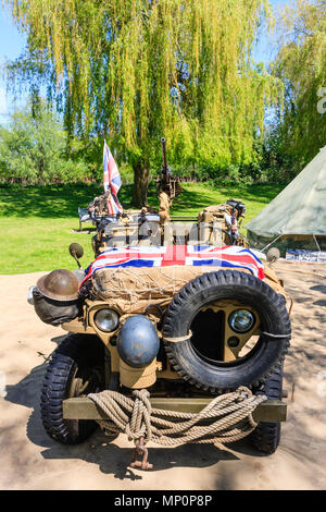 Saluto alla 40s evento a Sandwich Kent. La seconda guerra mondiale nel deserto gruppo di ratti LRDG jeep dal deserto occidentale. Union Jack sul cofano. All'esterno. Sunshine. Foto Stock