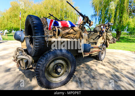 Saluto alla 40s evento a Sandwich Kent. La seconda guerra mondiale nel deserto gruppo di ratti LRDG jeep dal deserto occidentale. Union Jack sul cofano. All'esterno. Sunshine. Foto Stock