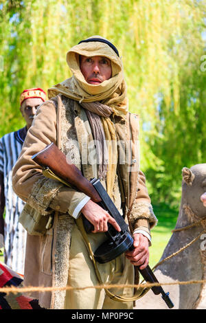 Popolari omaggio all'40s evento alla città Sandwich Kent. Giovane uomo Reenactor vestito come soldato britannico in arabo costume beduino, tenendo la mitragliatrice. Foto Stock