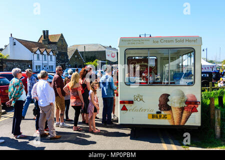 In Inghilterra. Le persone in coda in attesa di comprare gelati da gelato van in una giornata calda. Sole e cielo blu. Foto Stock