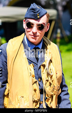 Popolari omaggio all'40s evento alla città Sandwich Kent. Seconda guerra mondiale giovane re-enactor, RAF pilota con giubbotto di salvataggio, Mae West, a. Close up. Affacciato Foto Stock