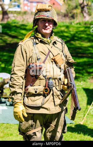 Saluto alla 40s manifestazione popolare a sandwich nel Kent. Seconda guerra mondiale soldato americano in piedi in piena battaglia kit. Foto Stock