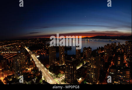 Antenna bellissimo paesaggio panoramico vista durante una vibrante del tramonto. Presi nel centro cittadino di Vancouver, British Columbia, Canada. Foto Stock