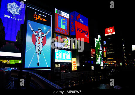 Glico 'Running Man' billboard in Dotonbori, Osaka, Giappone durante la notte Foto Stock
