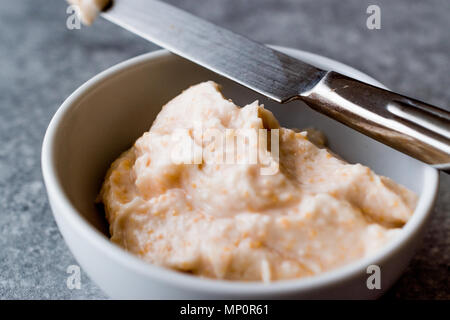 Uova di pesce Tarama pasta fatta con caviale / Taramasalata. Concetto di antipasti. Foto Stock