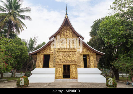Vista frontale del ornati in cappella funebre al Wat Xieng Thong tempio ("Tempio della città d'oro") a Luang Prabang, Laos. Foto Stock