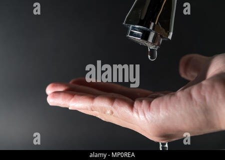 Goccia di acqua del rubinetto con sfondi neri, giornata mondiale dell'acqua concetto Foto Stock