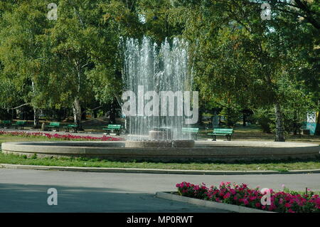 Bellezza del paesaggio di molti fontana con programma diverso in pubblico o Zaimov Oborishte park della città di Sofia, Bulgaria, Europa Foto Stock