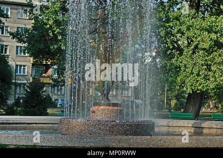 Punto di vista di molte fontana con programma diverso e rainbow nel pubblico Zaimov o Oborishte park della città di Sofia, Bulgaria, Europa Foto Stock