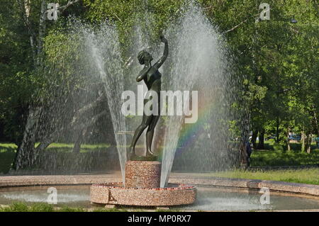 Punto di vista di molte fontana con programma diverso e rainbow nel pubblico Zaimov o Oborishte park della città di Sofia, Bulgaria, Europa Foto Stock