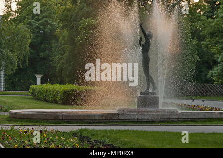 Paesaggio di molti fontana al tramonto con programma diverso nel pubblico Zaimov o Oborishte park della città di Sofia, Bulgaria, Europa Foto Stock