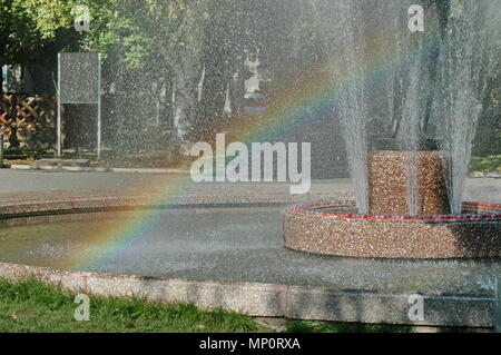 Punto di vista di molte fontana con programma diverso e rainbow nel pubblico Zaimov o Oborishte park della città di Sofia, Bulgaria, Europa Foto Stock