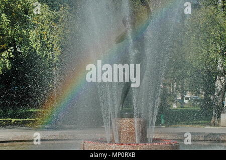 Punto di vista di molte fontana con programma diverso e rainbow nel pubblico Zaimov o Oborishte park della città di Sofia, Bulgaria, Europa Foto Stock