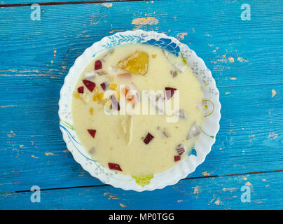 Estate zuppa di mais - Aggiungi stock e le patate e portare a ebollizione. Foto Stock