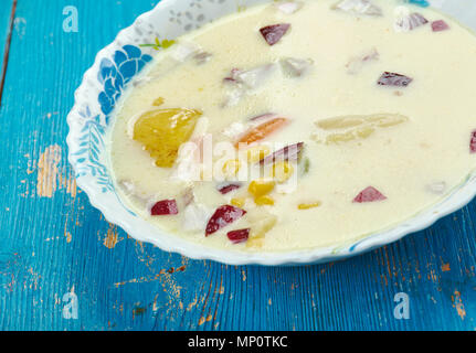 Estate zuppa di mais - Aggiungi stock e le patate e portare a ebollizione. Foto Stock